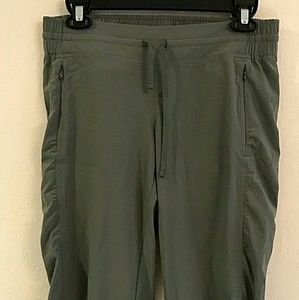 Athleta La Viva capri 8 green